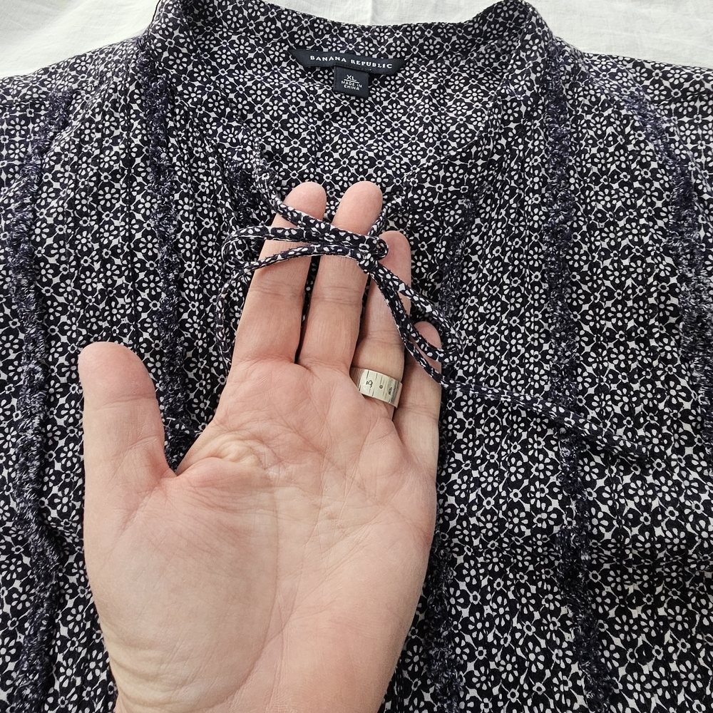 Women's Sleeveless Button-Up Top - Black and White - Picture 6 of 9